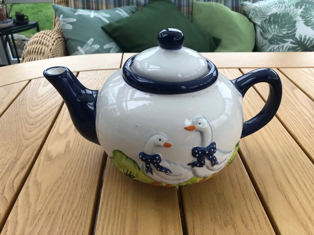 Alte Keramik Teekanne mit Gänsemotiv plastisch Landhaus Shabby Vintage Rarität