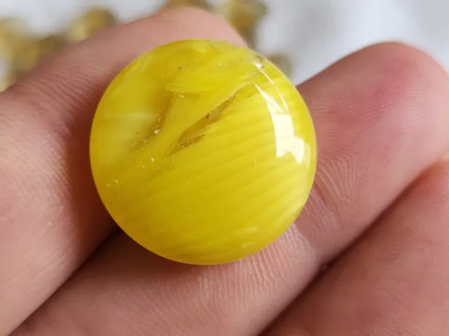 Bouton ancien en verre jaune veiné style bile agathe bombé pied 2,1 cm D10J