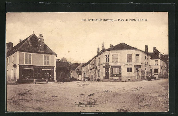CPA Entrains, Place de l´Hotel-de-Ville