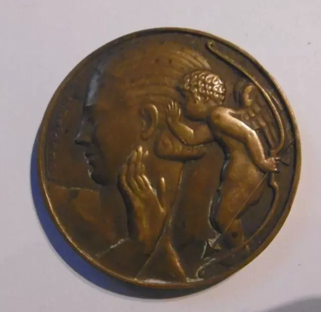 MEDAILLE EN BRONZE signée  M DELANNOY ""FEMME ET ANGE A L'ARC  ""