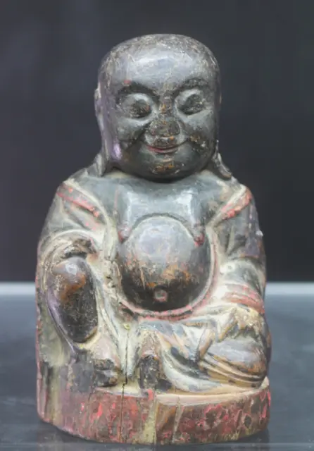 Alte BUDDHA Figur sitzender LOHAN Holzfigur dunkler Patina Restfarbfassung China