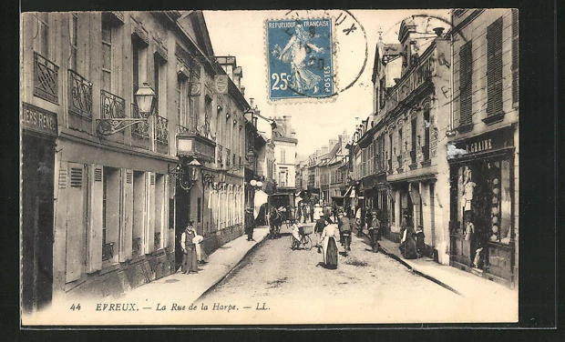 CPA Évreux, La Rue de la Harpe, vue de la rue 1920