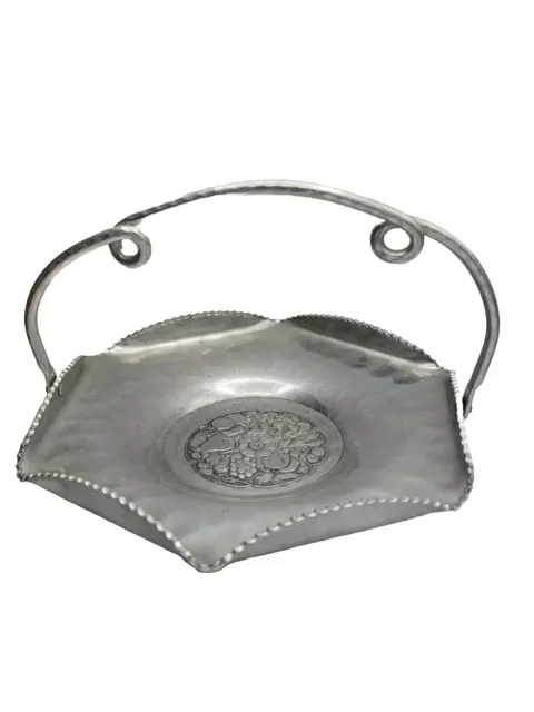 https://www.picclickimg.com/AbUAAOSwAlVlJgUU/Hammered-Tin-Aluminum-Decorative-Dish-With-Curled-Handle.webp