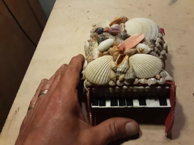 Portagioie Fatto A Pianoforte Ricoperto Di Conchiglie Anni 60-70 Così Come In Fo