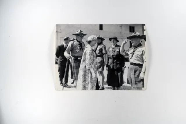 Foto vintage Regina Elisabetta II con le guide scout, 1957, stampa 20x15 cm 2