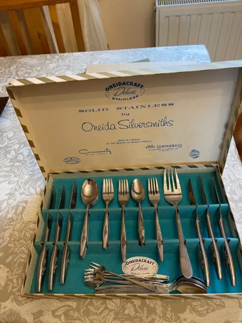 Oneida solid stainless steel cutlery set