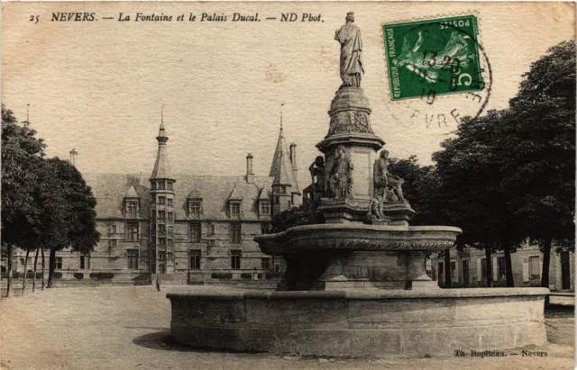 CPA NEVERS - La Fontaine et le Palais Ducal (355578)