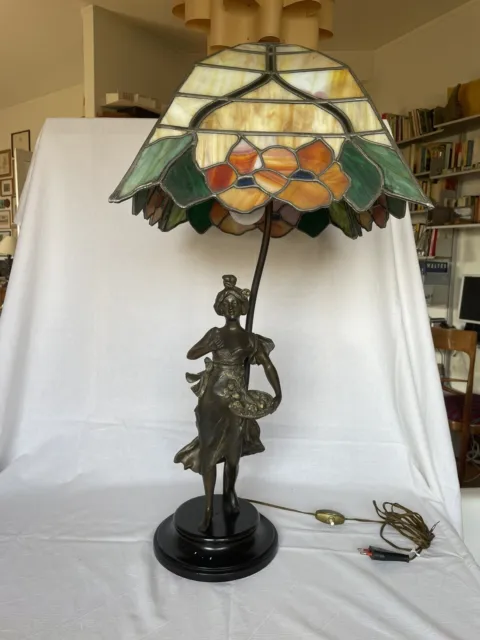 Lampada da tavolo stile Tiffany, paralume in vetro piombato e piantana in bronzo