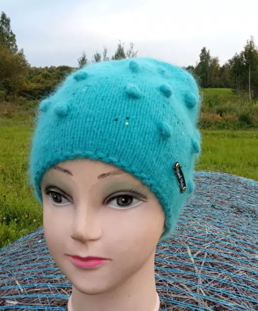 Bonnet d'hiver pour femme tricoté à partir de duvet de vison bleu.