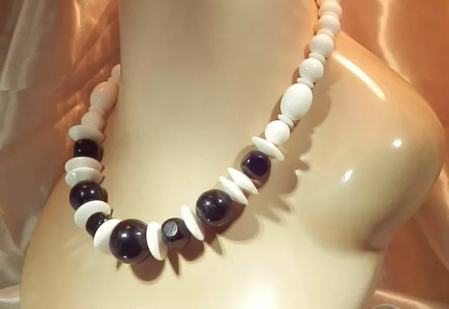 Showy Vintage 80's Super Chunky Black And White Lucite Necklace 727JN9