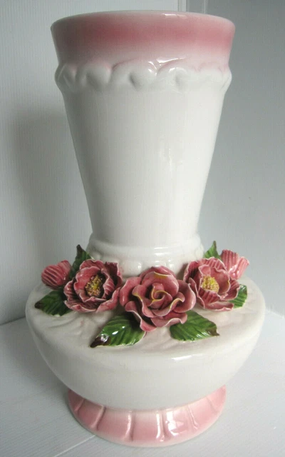 GRAND VASE en PORCELAINE à DECOR de ROSES EN RELIEF