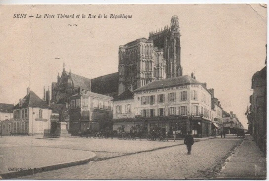 CPA - SENS -  la place Thénard et la Rue de la République
