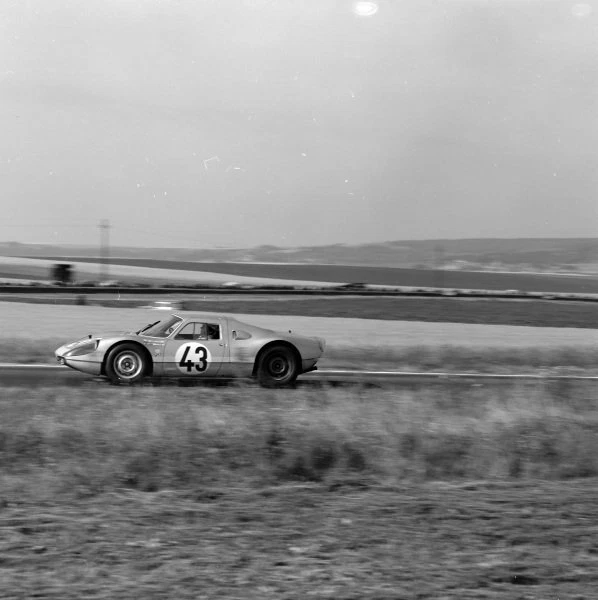 Miniature Spark 1/43 Porsche 904/4 GTS N°32 – Le Mans 1964 – Dewes & Kerguen