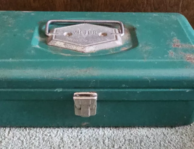 1950'S VINTAGE VICTOR Metal Fishing Tackle Box with one tray