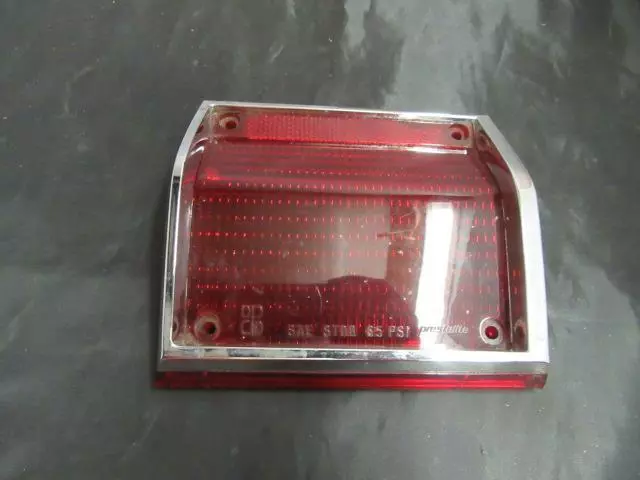 Droit Intérieur Feu Arrière Lentille 66 1966 Plymouth Wagon NOS Mopar 2449696