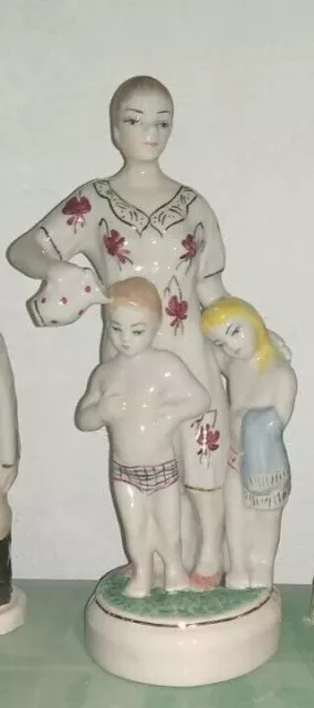 La madre soviética baña a los niños Estatuilla de porcelana rusa ucraniana