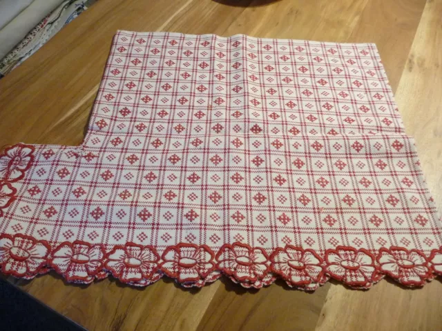 Linge ancien Dessus de meuble coton blanc brodé motifs et fleurs rouges ( ref 16