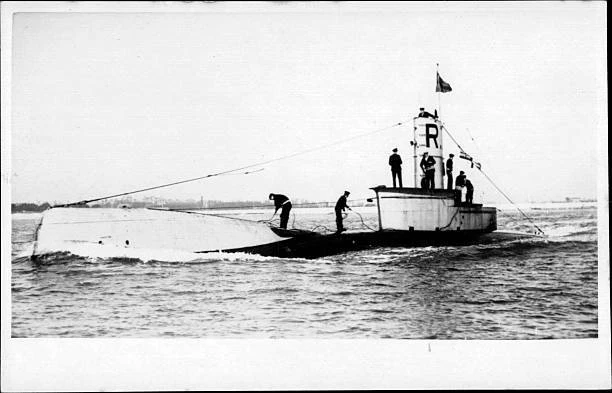 BRITISH ROYAL NAVY Submarine HMS R 7 SHIPPING NAVAL OLD PHOTO 8.50