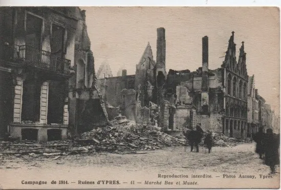 CPA - Ruines d'YPRES - Marché bas et Musée après les bombardements - 1914