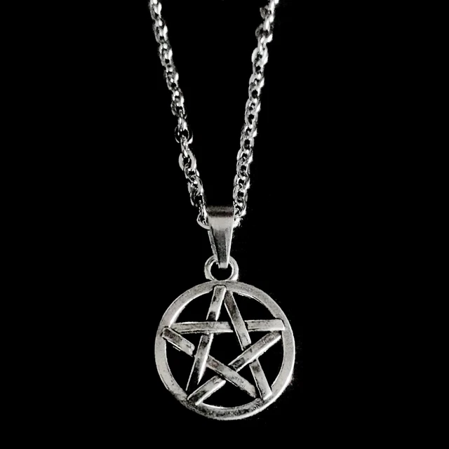 Collier Avec Pendentif Pentacolo Grand Diamètre 3,5 Cm - Argenté Et Rouge, Alliage Métal, Neuf Sans Emballage