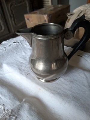 pot à lait BD92 crémier en faïence à décor de bretons et de Bretagne 
