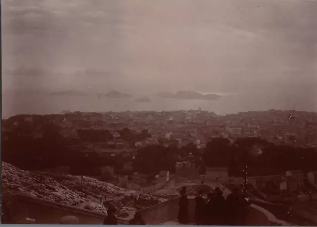 France, Marseille, vue au coucher du soleil de Notre Dame de la Garde, Iles Pomè