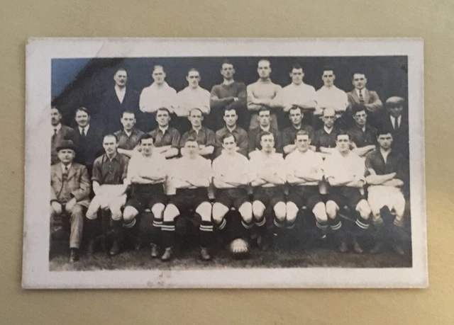 Fulham Team Trade Card by "Chums" 1922. Series Football Teams Card No. 17