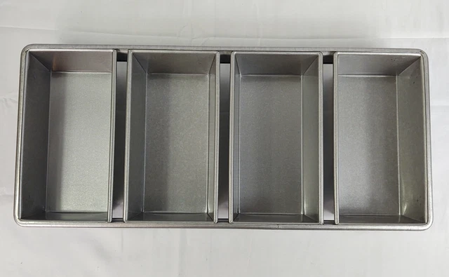 Chicago Metallic 45642 Glazed 9" 4-Strap Open Top Commercial Baking Bread Pan Chicago Metallic 45642 Glazed 9" 4-Strap Open Top Commercial Baking Bread Pan