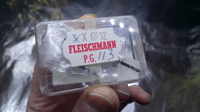 * FLEISCHMANN 6912 Blanking Point Symbol Switch and fixing screw x 1 ...