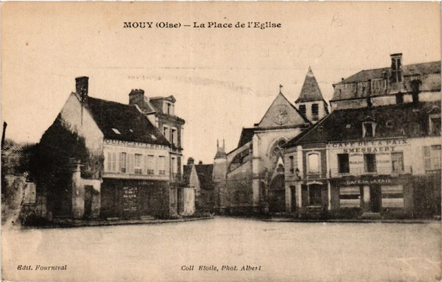 CPA AK MOUY - La Place de l'Église (423345)
