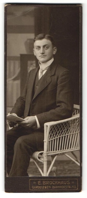 Fotografie E. Brockhaus, Gardelegen, Portrait junger Herr in Anzug