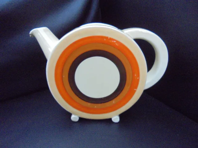 Eine Teekanne in Clarice Cliff-Form mit Bändern in Bon Jour-Form.