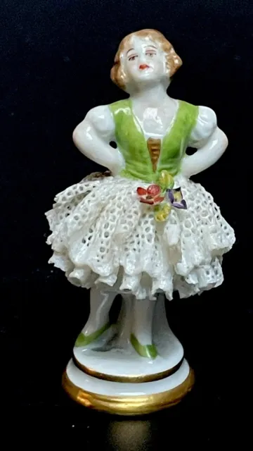 Figurine Ancienne Jeune Fille en Porcelaine de  vDresde Meissen jupe filigranée