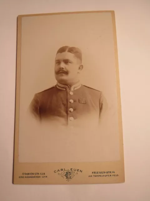 Berlin - Soldat in Uniform mit Orden ? Abzeichen ? - Portrait / CDV