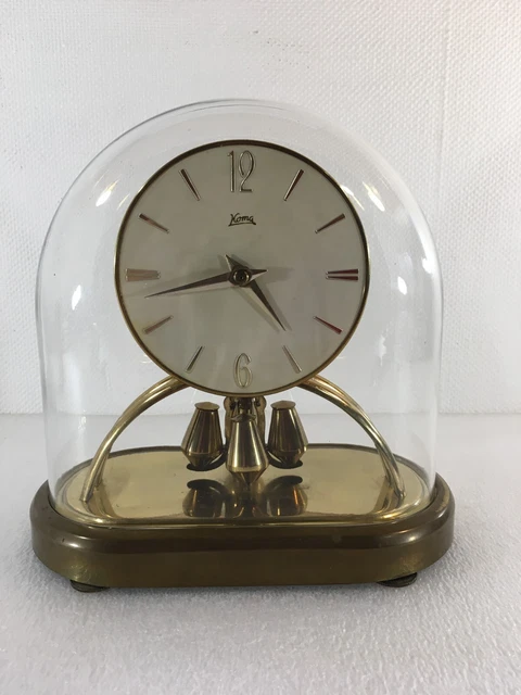 Pendule KOMA sous globe