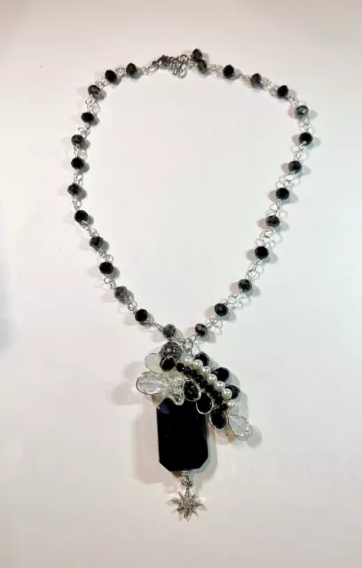 Collana Girocollo Nera Con grande Pendente gioiello in perle e Cristalli.