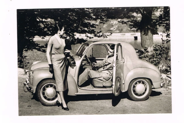 coppia di innamorati con fiat 500 C topolino anni 50