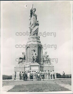 1948 Press Photo People at National Monument to Forefathers Plymouth MA