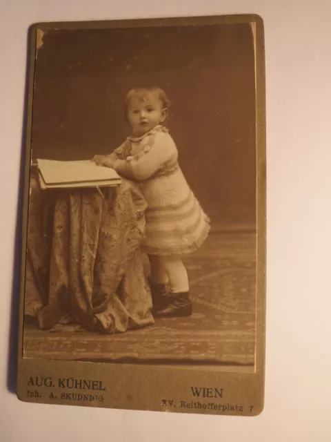 Wien - stehendes kleines Kind mit Buch ? - Mädchen oder Junge ? Kulisse / CDV