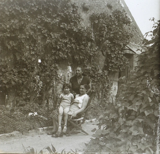 FRANCE Family Garden c1930 Photo Stereo Glass Plate Vintage V34L7n1
