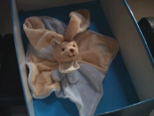 Doudou 6988 / Plat Lapin "Bukowski" Longues Oreilles-Brun/Bleu -Brode Bb-Bavoir