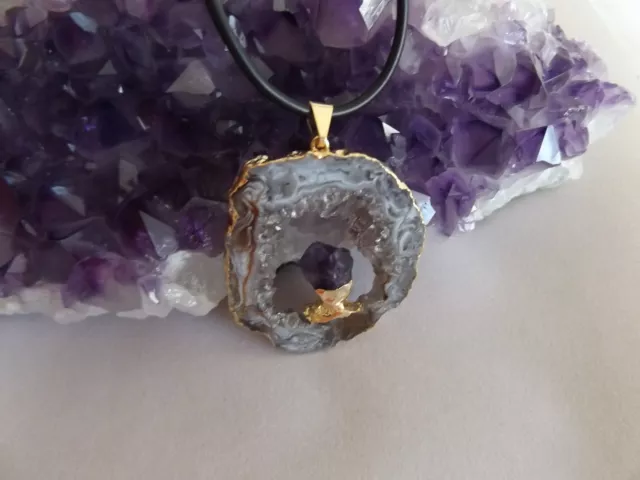 vergoldeter Achat Anhänger mit Amethyst Kristall und Lederband Geode Druse 05