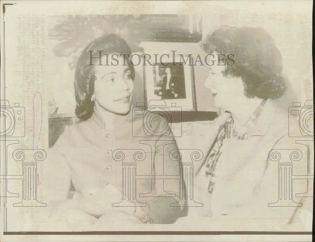 Press Photo Coretta Scott King speaks with Wife of Prime Minister Harold Wilson
