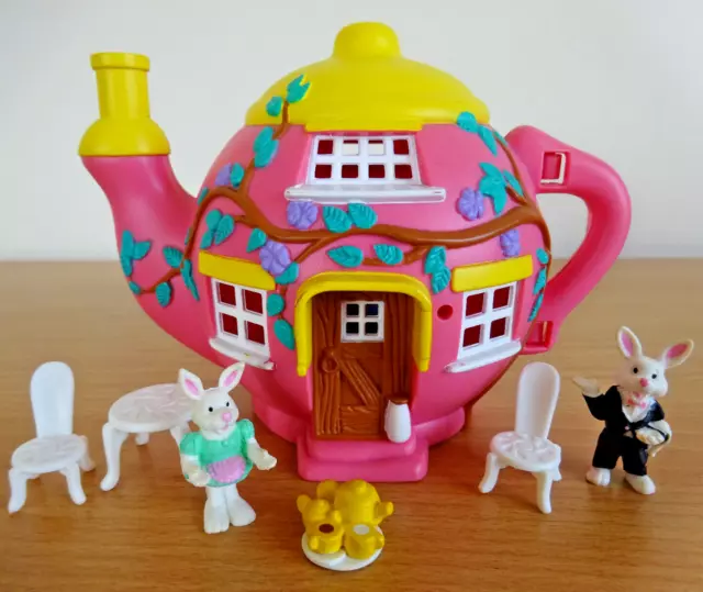 Teeny Weeny Little Families Hippity Hop Cafe Teapot & Ma Pa Hoppit 1995 Vivid