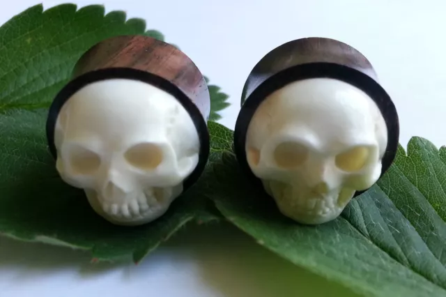 1 Pair Organic Hand Carved 3D Skull Bon Inlay Sono Wood Ear Plugs Tunnels Gauge