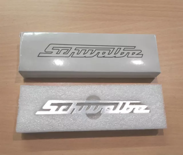 Schriftzug Schwalbe silberfarben am Knieblech gerade Plakette Warenzeichen KR51