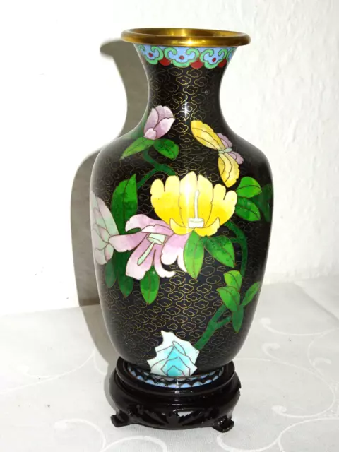 Vase Cloisonne auf Holzsockel, Messing emailliert