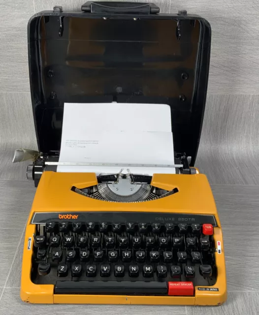 Máquina de escribir Brother Deluxe 250TR naranja con estuche década de 1970.