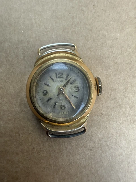 Jolie montre dorée pour femme livrée sous 48H sur