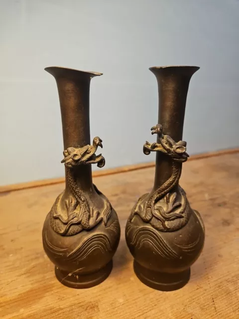 A pair of Chinese bronze dragon vases. Ming period. H 15 cm.
